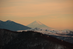 淡い天空に浮かぶ富士