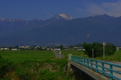 青・初夏の常念岳　あの橋を渡れば・・・
