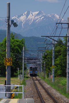 線路は続くよ雪山に