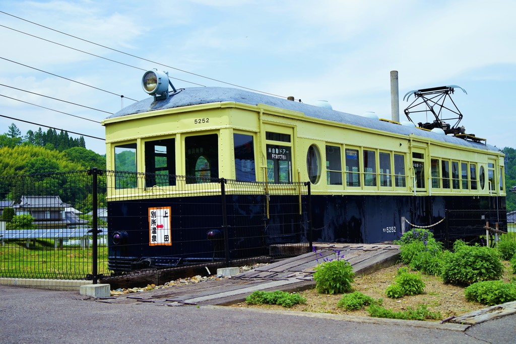 碧空と田園の中で～丸窓電車～