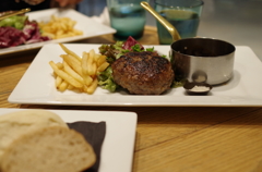 熟成肉の塩ハンバーグ トリュフ塩とデミグラスソース添え