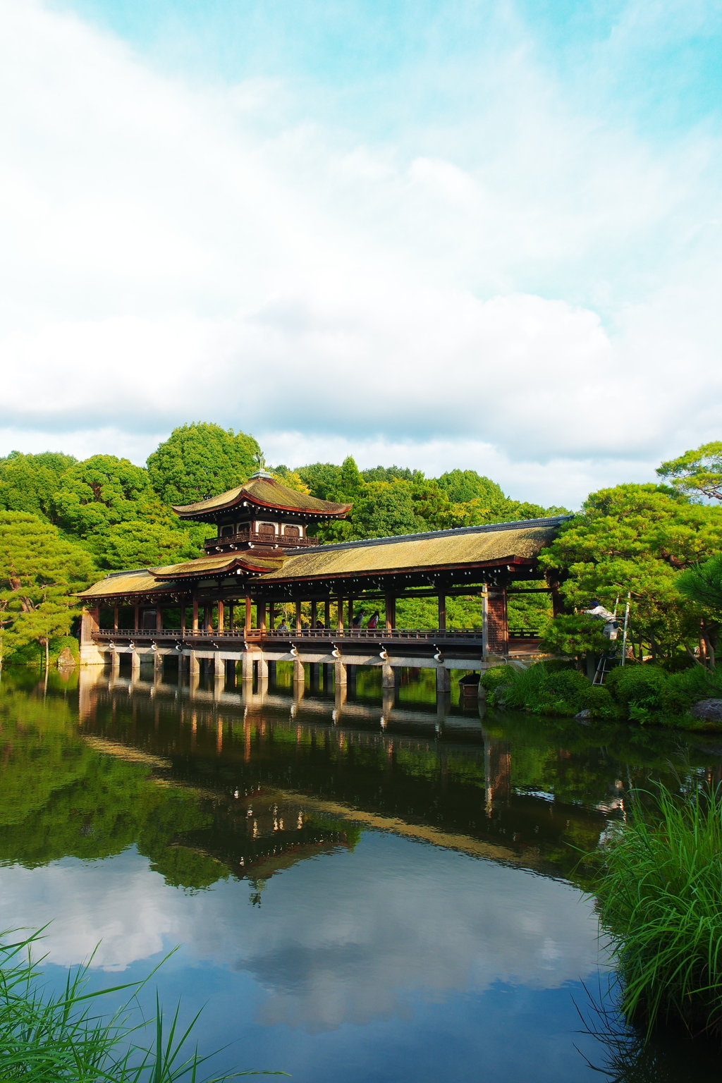 碧空を臨む橋殿・泰平閣