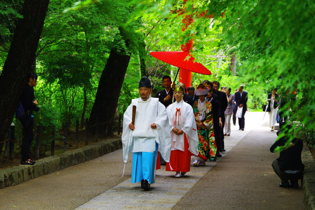 厳かに