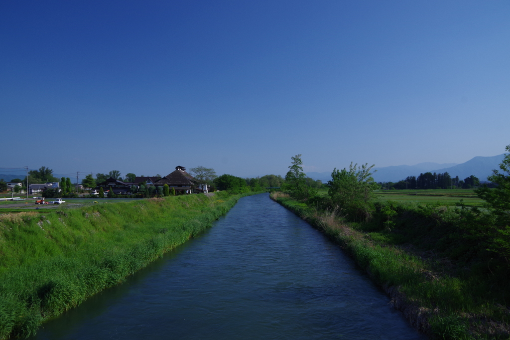 初夏の安曇野　美しき川は流るる