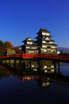 晩秋の夕景・朱き橋と烏城