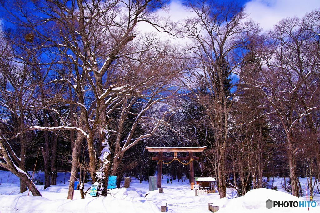 碧空と雪景色につつまれる戸隠