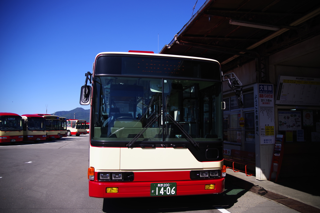 碧空の似合う長電バス♬