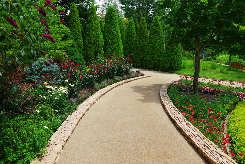 しずくpinkの花咲くgardenの小径