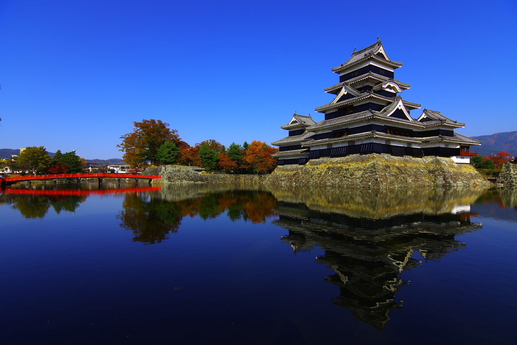 朱き埋橋と紅葉・烏城の晩秋