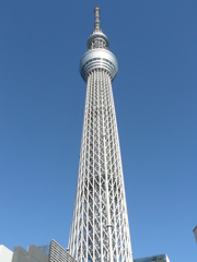 青空に伸びるタワー