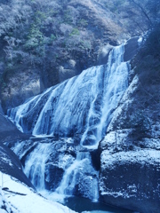 凍りかけた滝