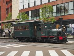 松山の街を走る機関車