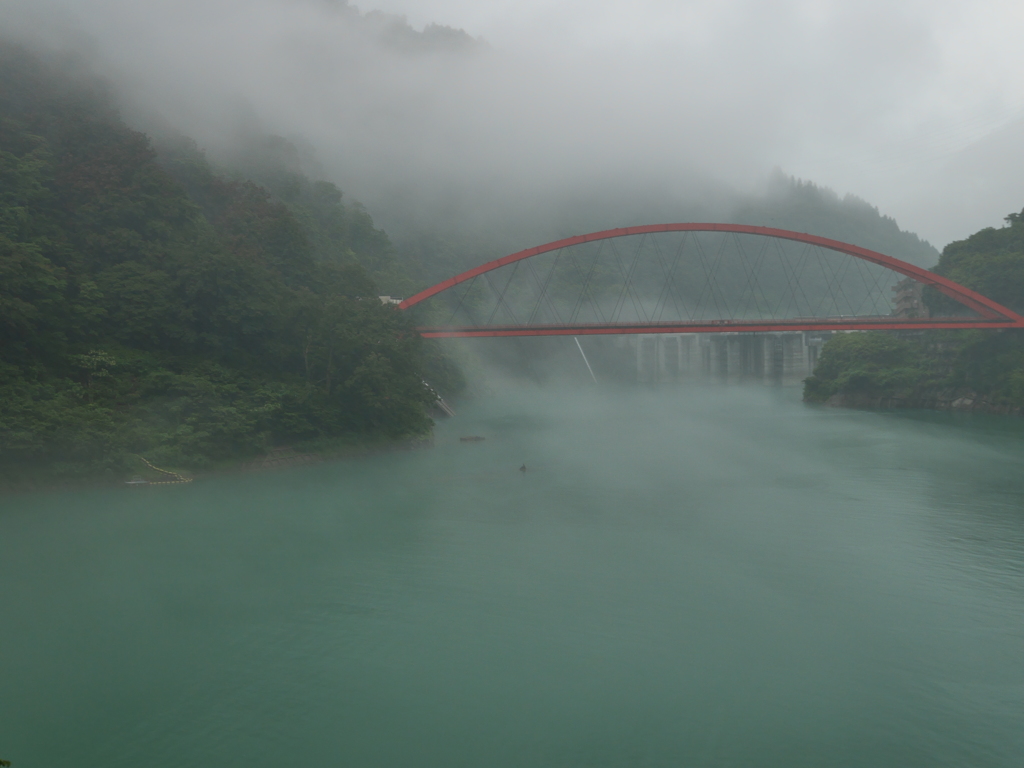 峡谷に広がる湖