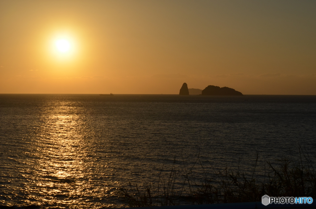 島と夕陽。