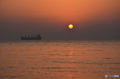 夕日と船。