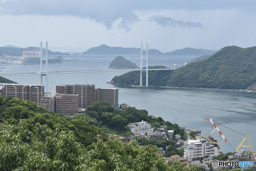 マンションと女神大橋。