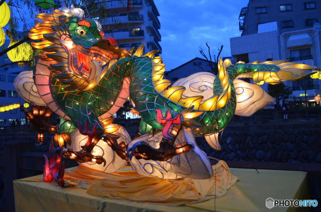 踊る緑龍。