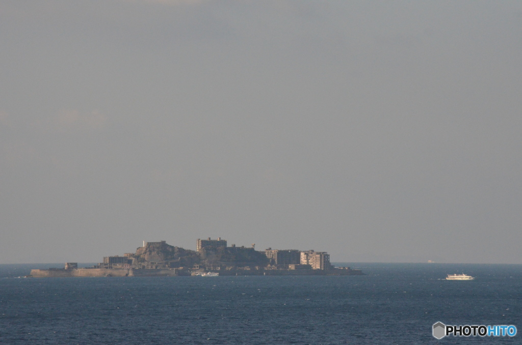戦艦と観光船。
