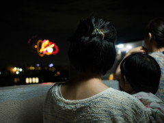 子と見る花火