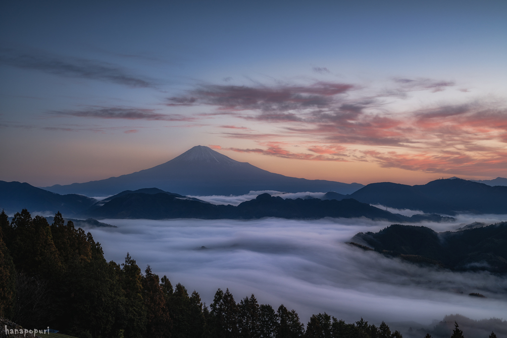 雲海と夜明けの富士