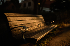 夕暮れの公園のベンチ