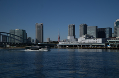 築地市場と高層ビル群