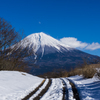 月と富士と雪の道
