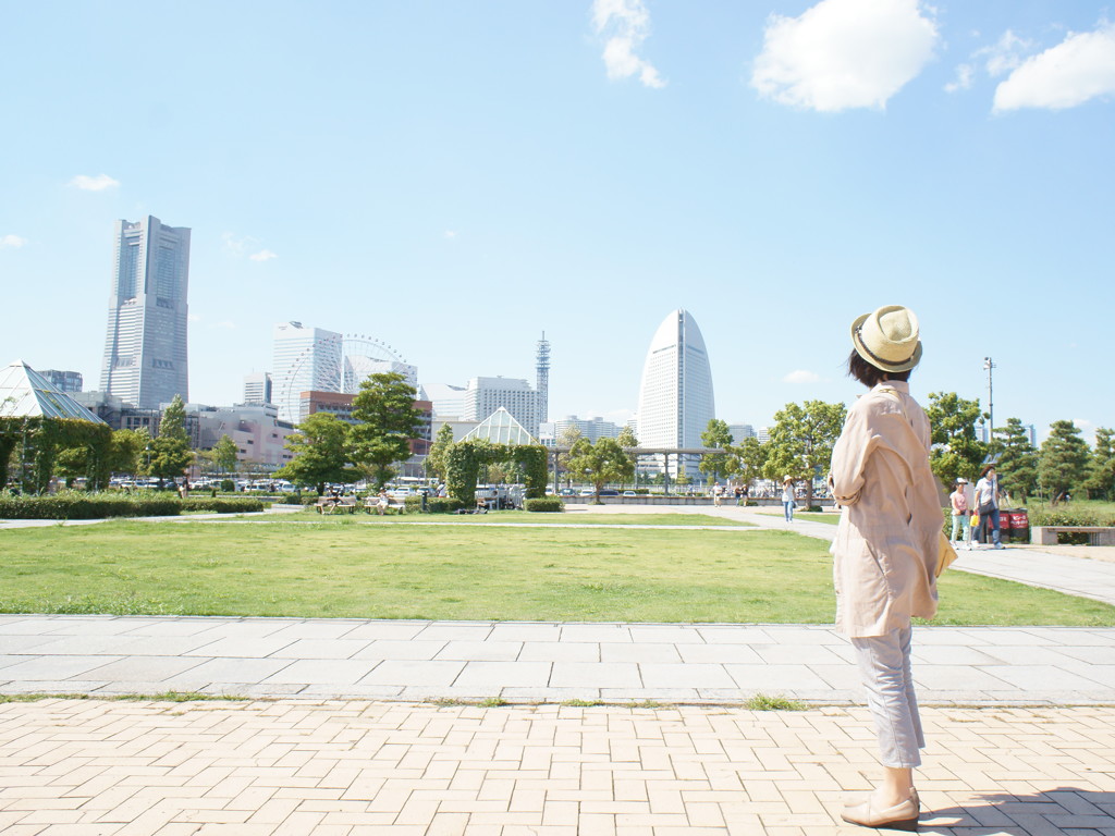 横浜ランドマークタワーを望む