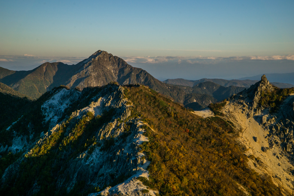 朝日を浴びる山々