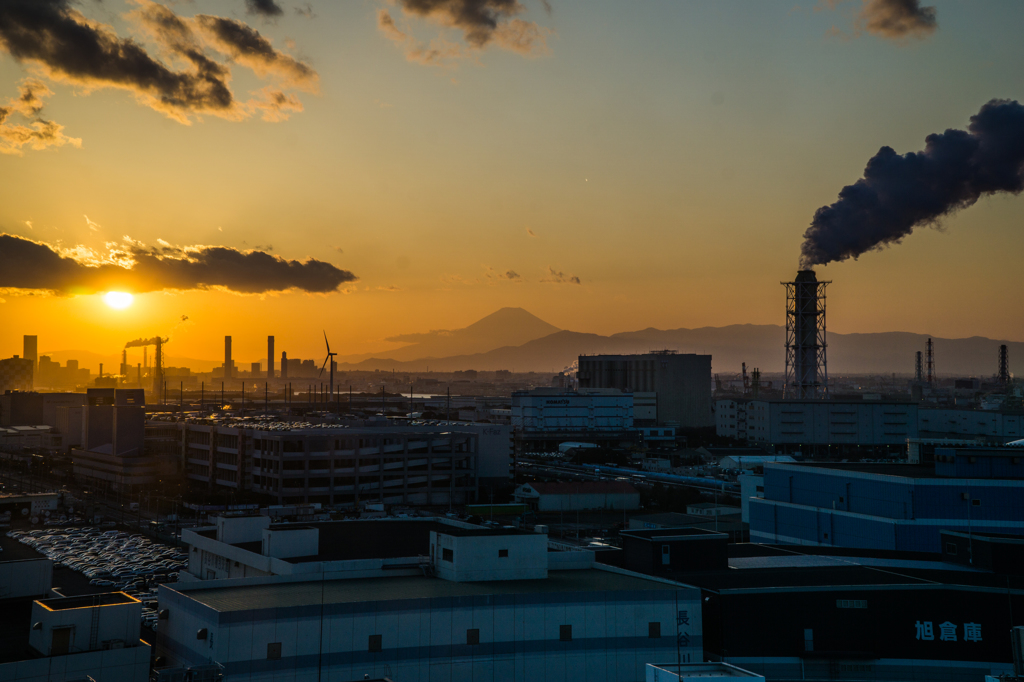 川崎の街と夕陽の富士山