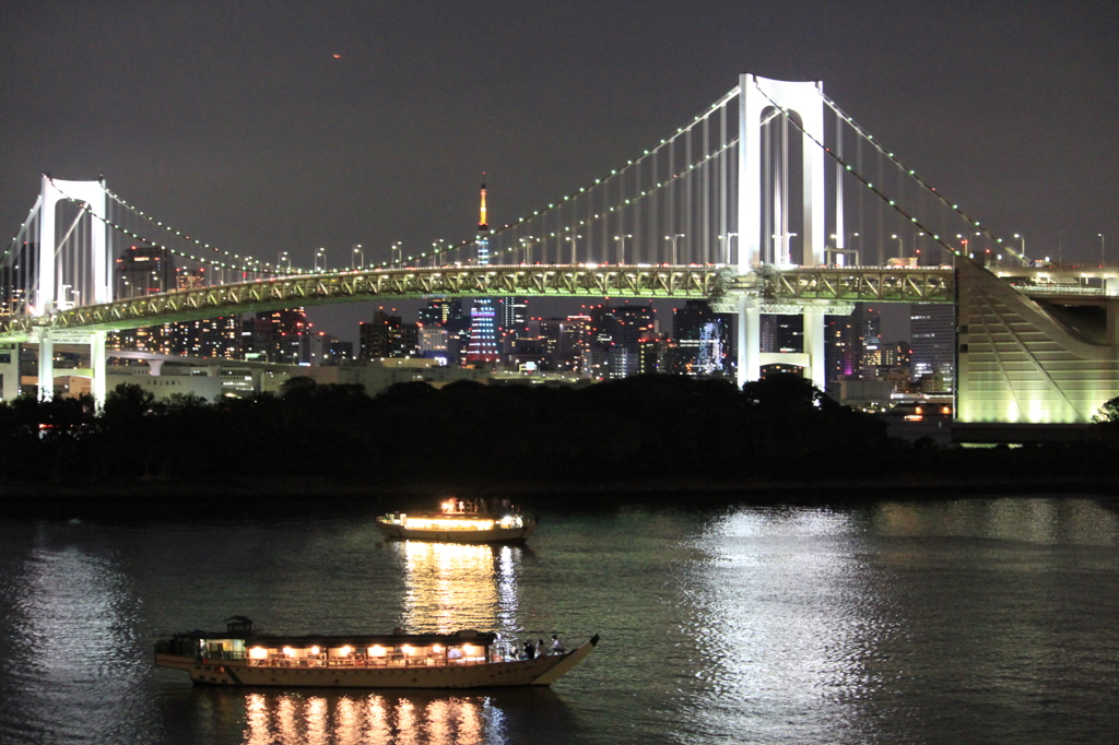 屋形船とレインボーブリッジと東京タワー
