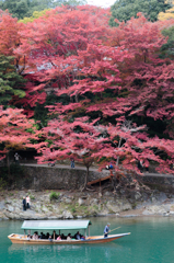 紅葉と青い川