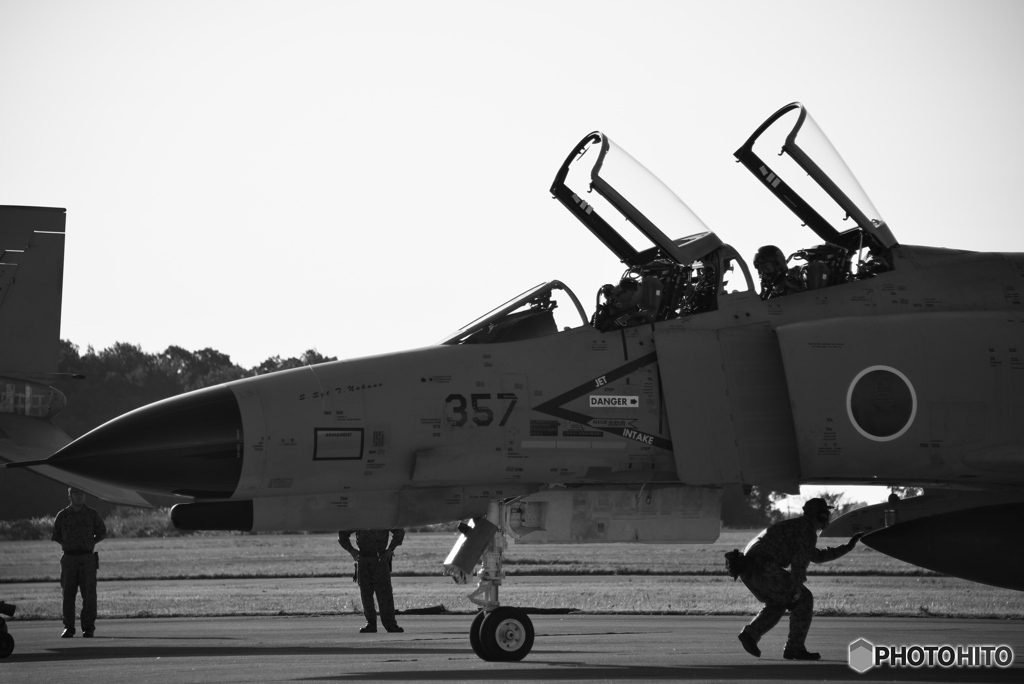 カラーかBKか。F-4