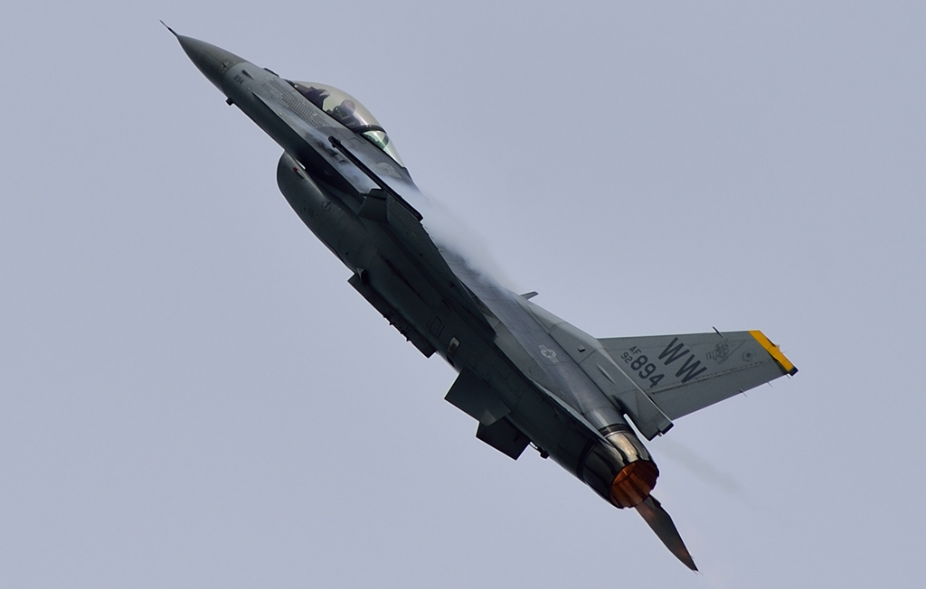 軽快　F-16