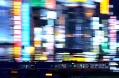 夜の都会を行く