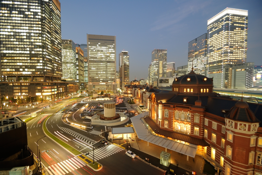 夜へと移り変わる東京駅