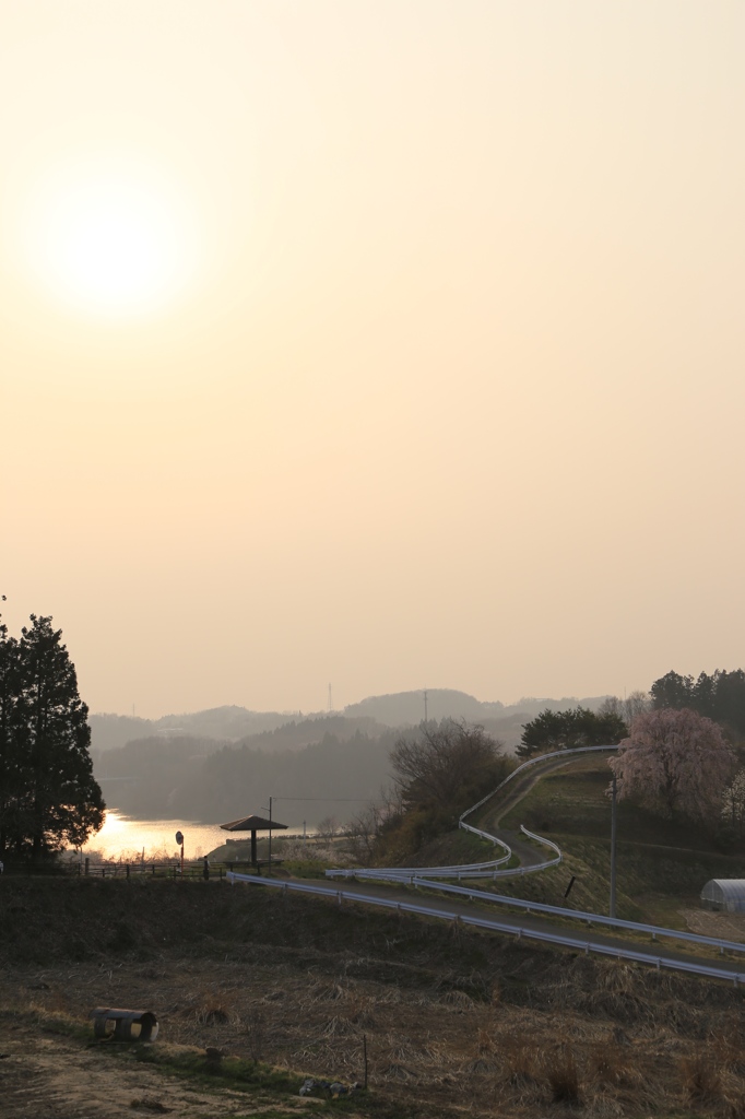 霞む夕日に