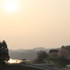 霞む夕日に