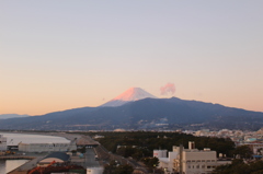 染まり始めた富士山