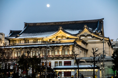 京都　南座と月