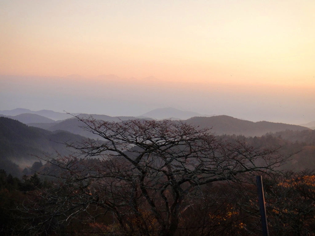朝霧たちこめる山々