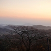 朝霧たちこめる山々