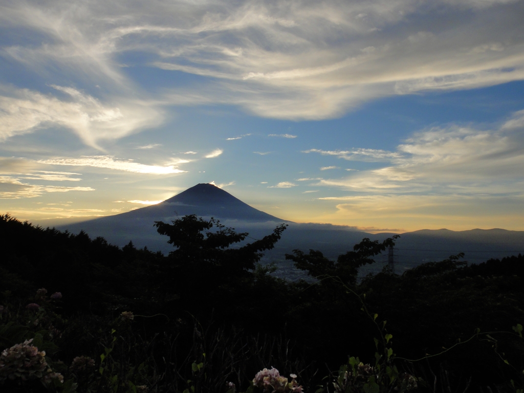 富士山の隣にそっくりさん