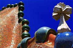 #028_Barcelona_Casa_Batllo-青空とトカゲ-