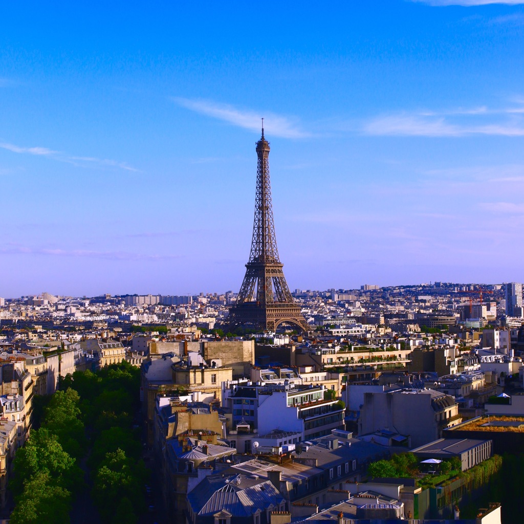 #021_Paris_Eiffel-1889年の鉄塔と2015年の青空-