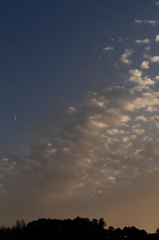 西の空にヒコーキ雲！