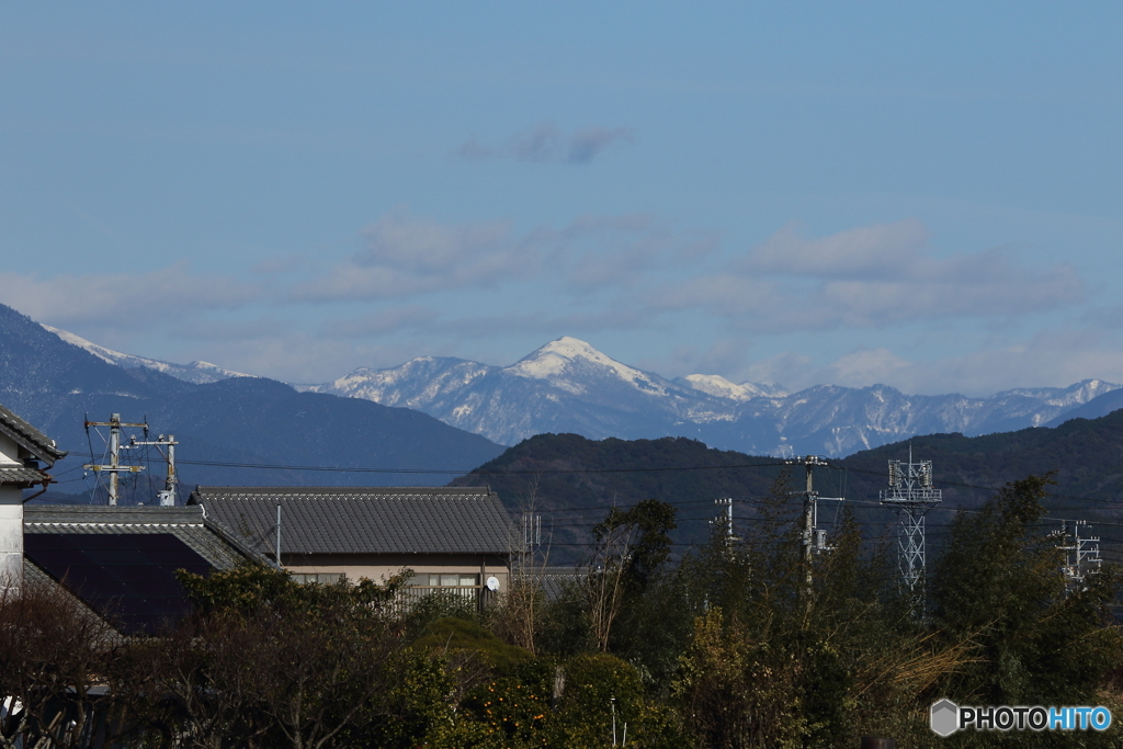 雪化粧の四国山地を望む