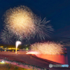 『クリスマスの夜空に咲く夏の名残』