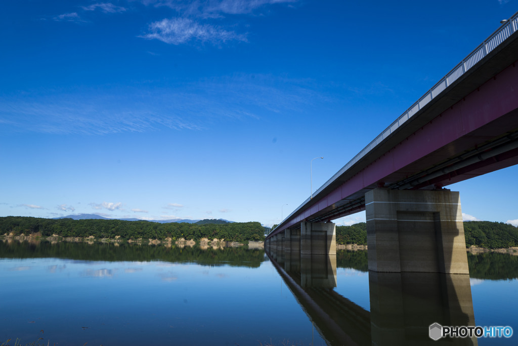 御所湖と繋大橋。