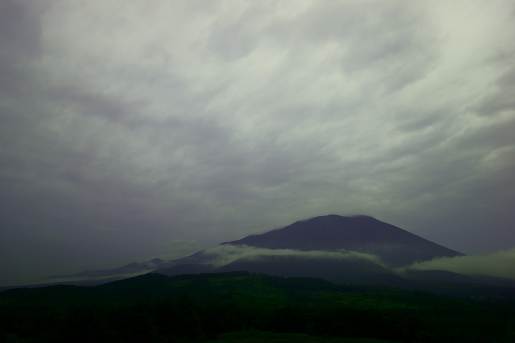 雨 のち 岩手山。